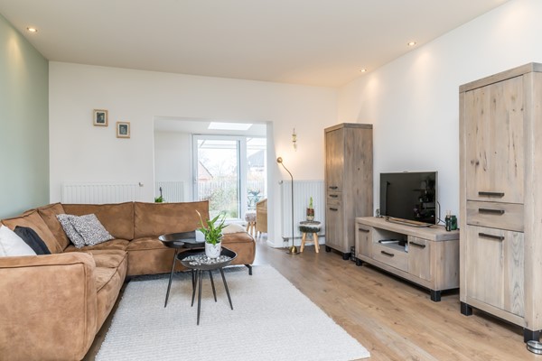 Foto - Te koop: Instapklare, monumentale woning met ruime woonkamer, tuinkamer en echte Amerikaanse veranda op een ruim perceel in Landgraaf.